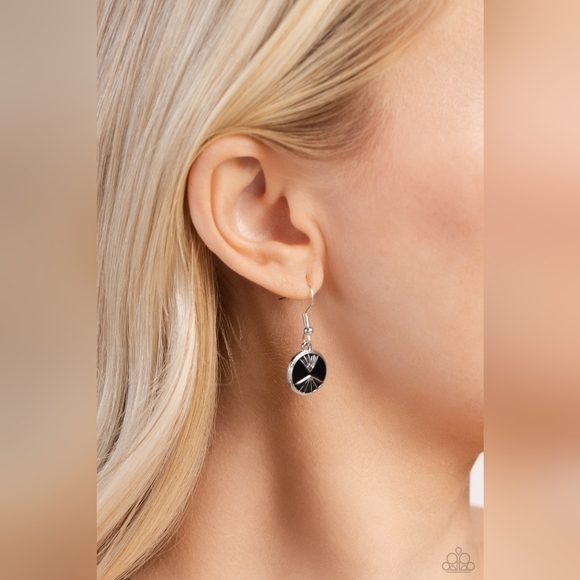 Palm Before the Storm Necklace - Picture 2 of 4